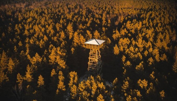 Foto: Ložmetējkalna skatu tornis, no kura paveras skaista ainava