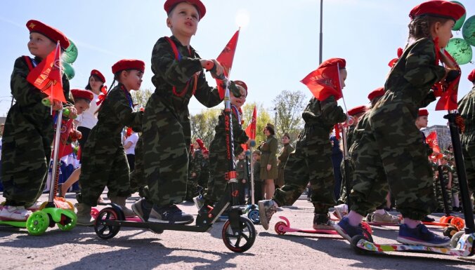 Apziņas militarizācija: Krievijā parādēs dodas arī bērnudārznieki