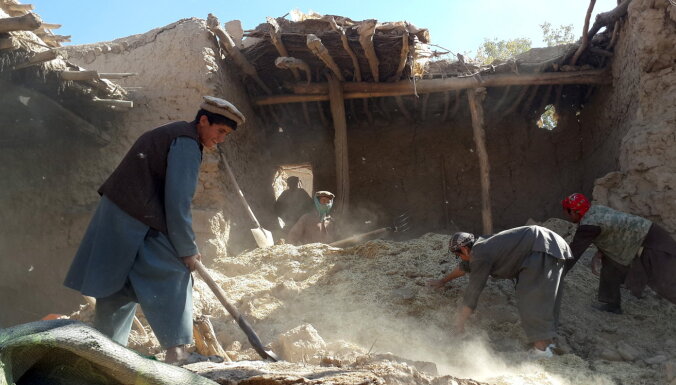 Zemestrīcē Afganistānā bojāgājuši vismaz 1000 cilvēki