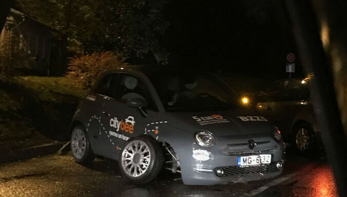 ФОТО: В Риге водитель разбил машину CityBee и ушел