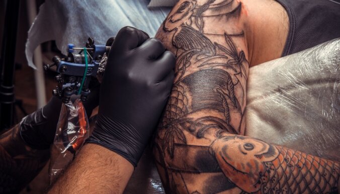 Stājas spēkā aizliegums tetovētājiem un permanentā grima speciālistiem izmantot bīstamas tintes