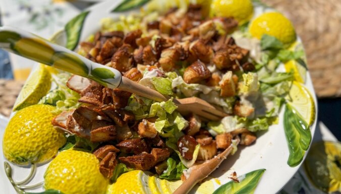 Vasarīgi Cēzara salāti ar grilētu vistu un grauzdiņiem baudīšanai dārzā