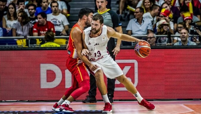 Latvijas basketbolisti pēc centīgas pakaļdzīšanās dramatiski piekāpjas Spānijai