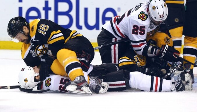 Daugaviņa 'Bruins' dramatiskā cīņā piekāpjas un zaudē vadību Stenlija kausa finālsērijā