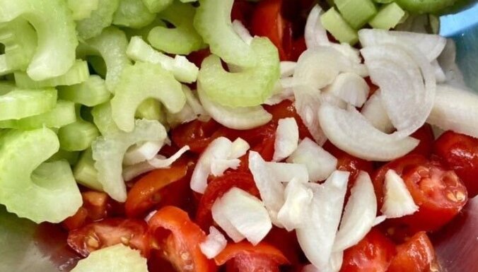 Fotorecepte: Karstie tītara filejas salāti ar tomātiem un seleriju