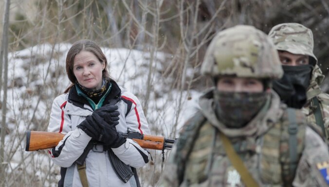 Foto: Ukrainā civiliedzīvotāji gatavojas dot pretsparu Krievijas iebrukuma gadījumā