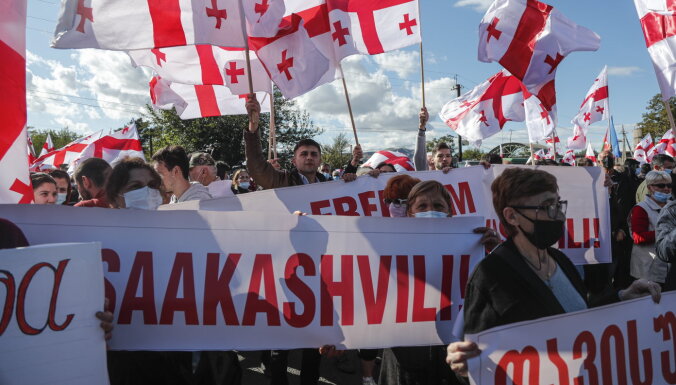 Тысячи людей у тюрьмы в Рустави требуют освобождения Саакашвили