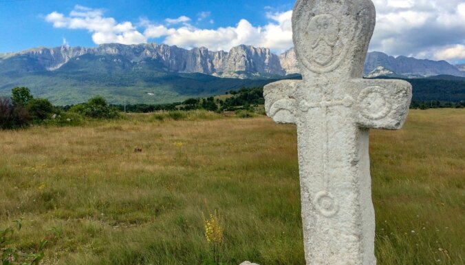 Noslēpumainās un mītiem apvītās kapu pieminekļu pļavas Bosnijā un Hercegovinā
