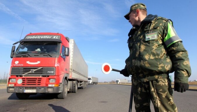 Белорусские пограничники на границе с Латвией вооружены серьезнее обычного