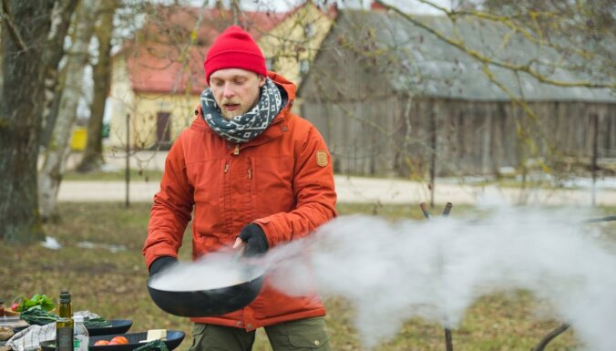 Svaigā gaisā viss garšo labāk: izdota dabas šefpavāra Renāra Purmaļa grāmata
