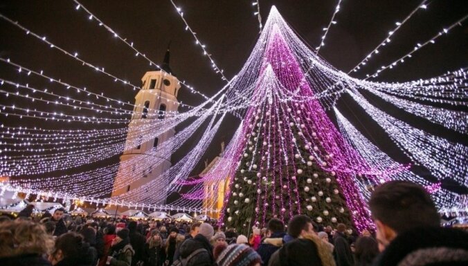 'Delfi' lasītāji par skaistāko Baltijas valstu eglīti atzīst Lietuvas svētku kociņu