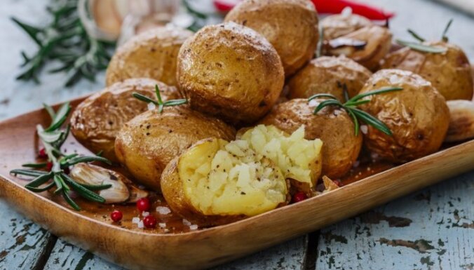 Ekonomiskais tupenis: 14 varianti, kā pagatavot kartupeļus cepeškrāsnī