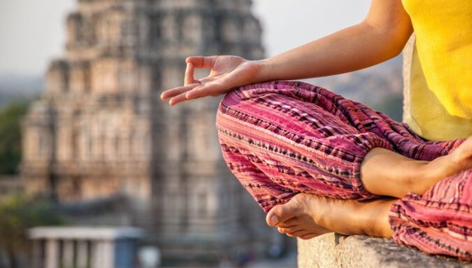 Iepazīsti jogu – praksi, kas gadu tūkstošiem palīdzējusi harmonijas veicināšanā
