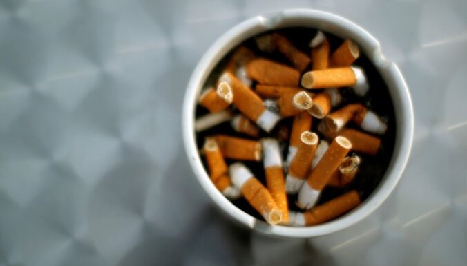 Šveices vēlētāji referendumā atbalsta tabakas izstrādājumu reklāmas aizliegumu