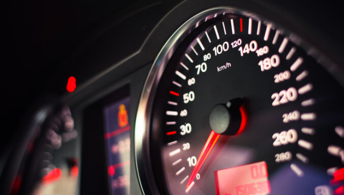 Gribēja pārbaudīt jauno auto – 'Renault' traucas ar 166 km/h