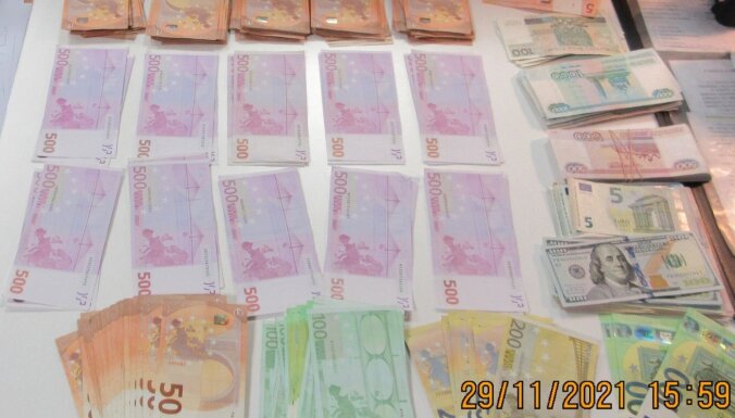 Таможенники обнаружили в багаже незадекларированные 24 705 евро