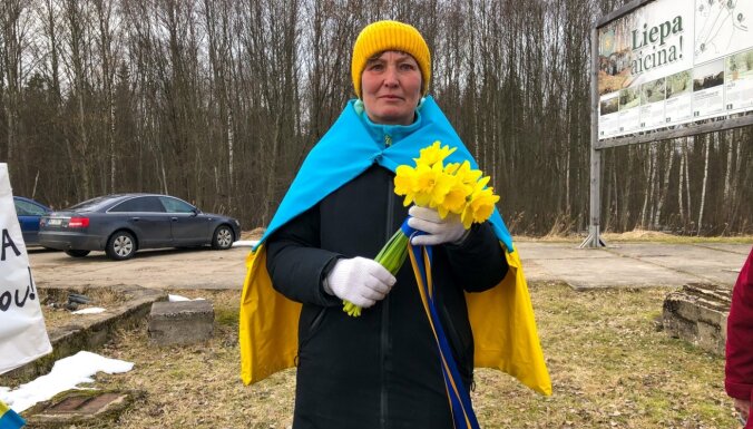 'Karam nē!' – Liepas ciematā vietējā ukrainiete jau nedēļu šosejas malā pauž atbalstu Ukrainai