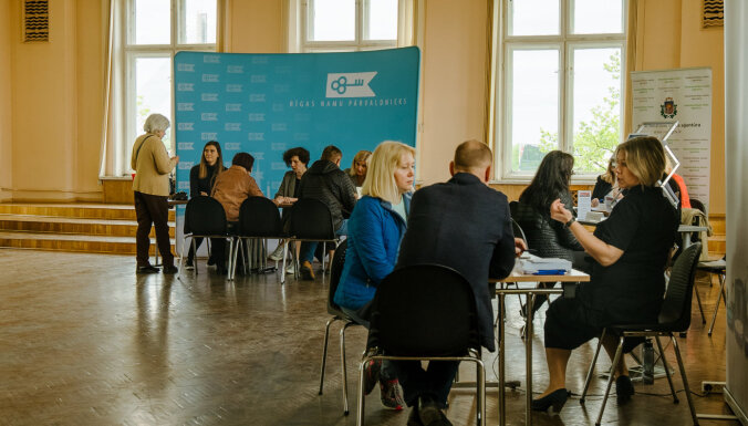 Darba biržas Ukrainas bēgļiem darba devēji atzīst par necerēti veiksmīgām