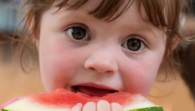 Zīdaini nav ieteicams radināt pie vegāniska uztura; nevēlamie produkti mazuļu ēdienkartē