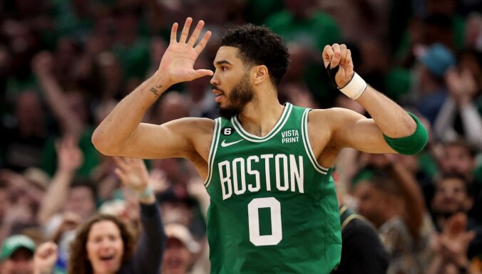 Teitums ar 51 punktu ieved 'Celtics' NBA pusfinālā