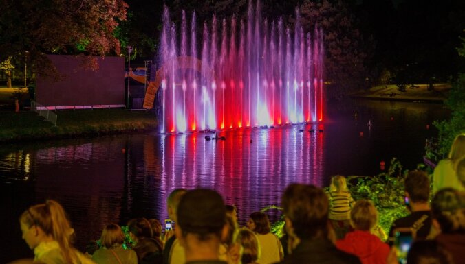 Foto: Zelta pāru godināšana, koncerts un strūklaku šovs Rīgas pilsētas svētkos