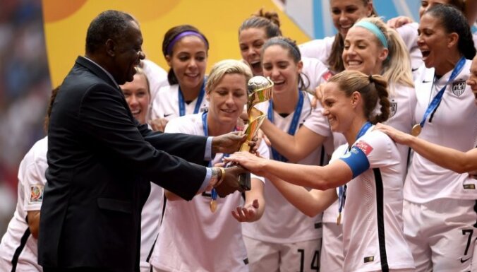FIFA pārstāvi izsvilpj sieviešu Pasaules kausa apbalvošanā