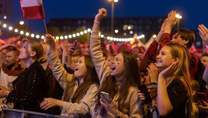 Foto: Ekstāze fanu zonā pēc Latvijas neticamās uzvaras
