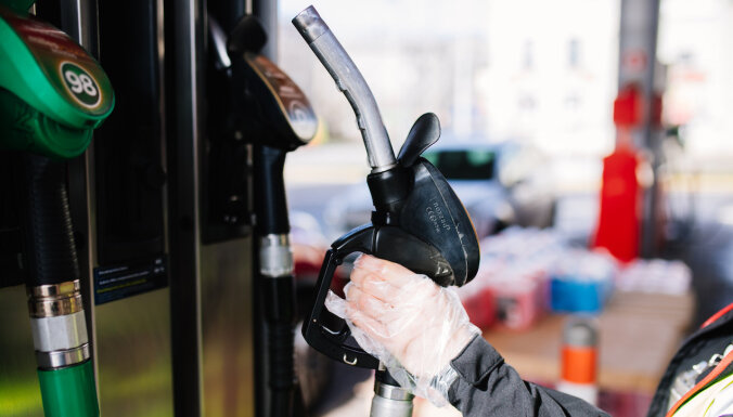 Valdība atbalsta degvielas tirgotāju kritizēto atteikšanos no bio piejaukuma degvielai