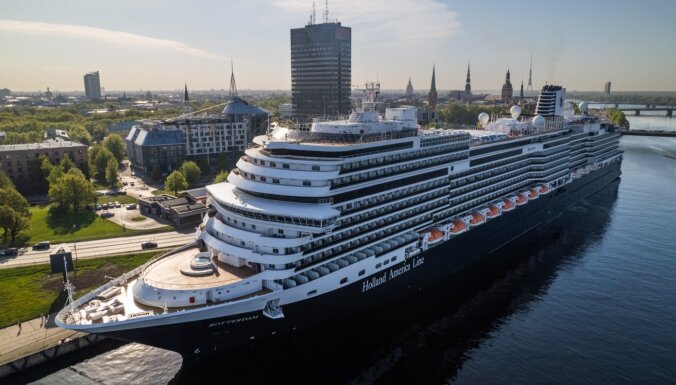 Foto: Rīgas ostā piestājis gandrīz 300 metru garš kruīza kuģis, atvedot 2457 pasažierus