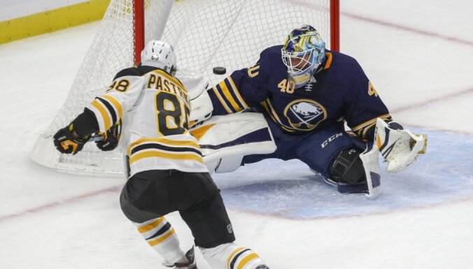 Girgensona Bufalo 'Sabres' NHL sezonu iesāk ar 'sauso' zaudējumu Bostonas 'Bruins'