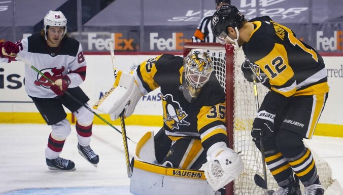 'Penguins' bez Bļugera vēlreiz zaudē divīzijas pastarīšiem 'Devils'