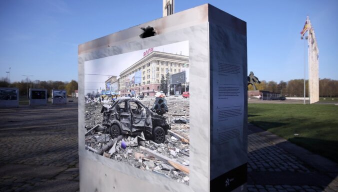 Foto: Uzvaras laukumā izvietota fotogrāfiju izstāde par karu Ukrainā