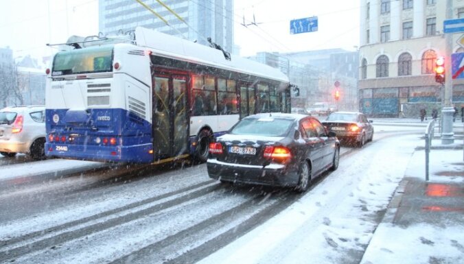 Эксперимент: автоводителям в снегопад проезд в транспорте Риги — бесплатный