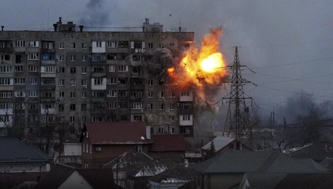 Ukrainas amatpersona: Mariupolē daudzstāvu ēkas drupās atrasti 200 līķu