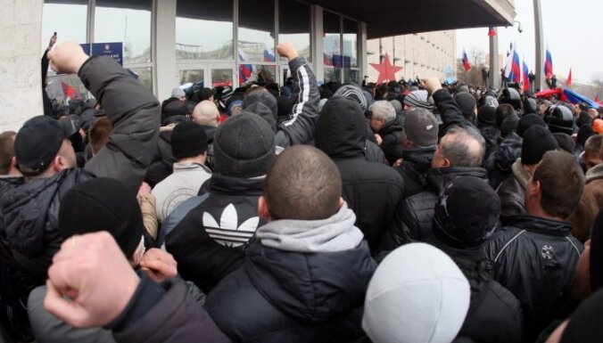 В Луганске штурмовали облсовет и потребовали референдума