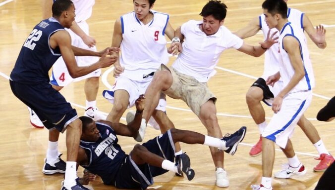 Video: ASV un Ķīnas studentu basketbola komandas sarīko kautiņu laukumā