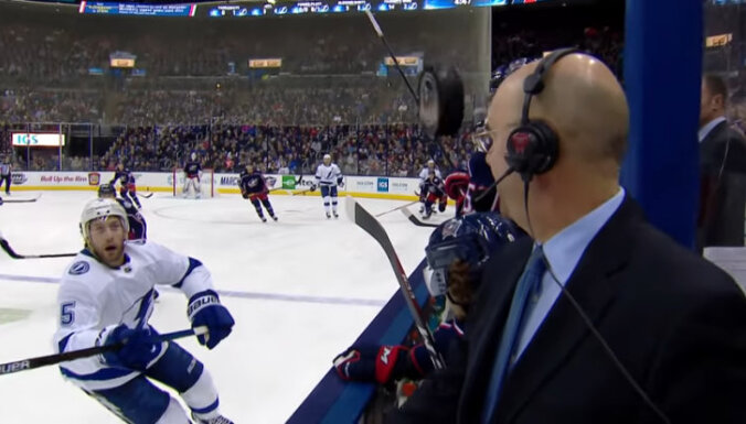 ВИДЕО: На матче НХЛ шайба пролетела в сантиметрах от головы комментатора