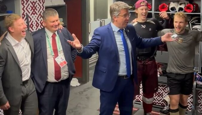 Video: Dziesmas un atgādinājums par to, ka šis ir tikai sākums – Latvijas izlases prieki ģērbtuvē
