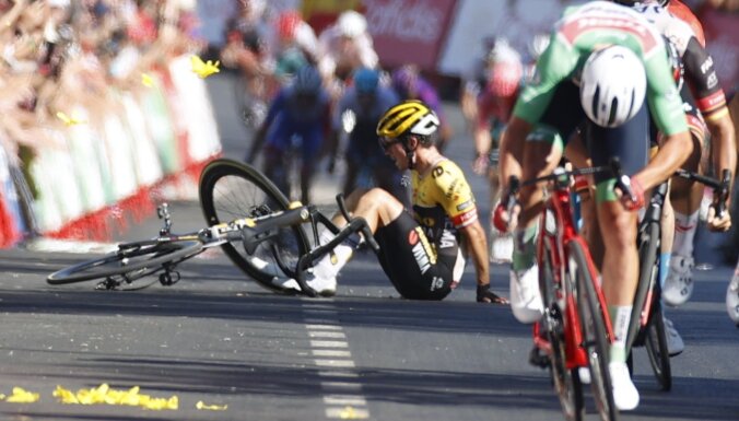 Pedersens izcīna uzvaru 'Vuelta a Espana' posmā; čempionam Rogličam smags kritiens