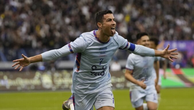 Rietošo zvaigžņu Mesi un Ronaldu paraugspēlē uzvaru svin Parīzes 'Saint-Germain'