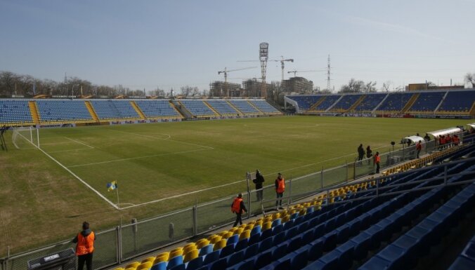 Mourinju pirms Eiropas līgas spēles Rostovā sašutis par laukuma kvalitāti