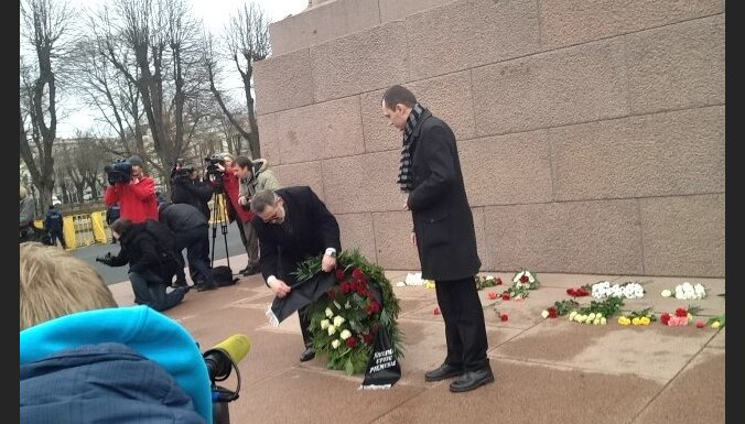 Антифашисты возложили цветы к памятнику Свободы