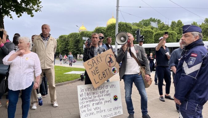 Reportāža: No Vērmanes dārza ļaudis dodas gājienā 'Riga Pride'