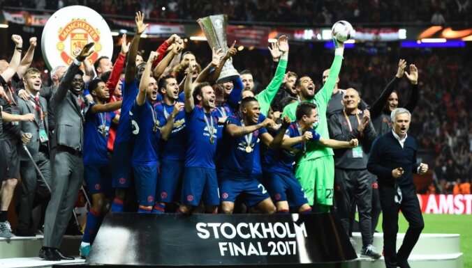 Manchester United celebrate win UEFA Europa League final