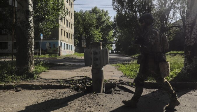 Ukraina: Okupanti kontrolē tikai pusi Severodoņeckas; smagas cīņas arī Slovjanskā