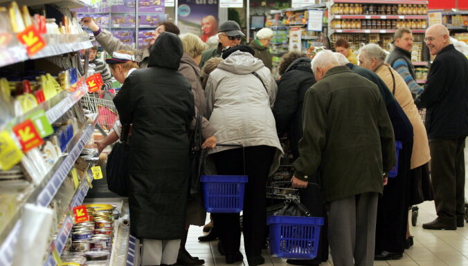Газета: после снятия ограничений латвийцы станут активнее тратить деньги в магазинах