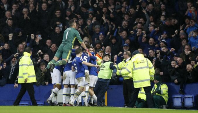 Everton Ademola Lookman celebrates goal to Man City