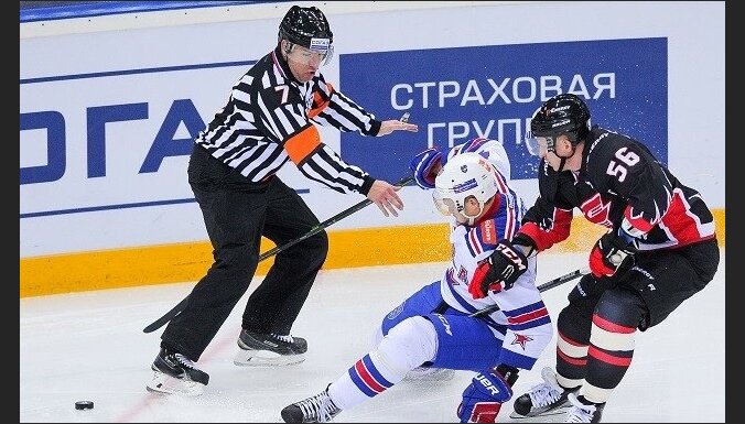 Pirmais Ziemeļamerikas tiesnesis KHL. Par hokeja atšķirībām un kolēģu jokiem