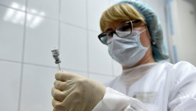 Veselības aprūpē strādājošie pārsvarā atbalsta vakcināciju pret Covid-19, secināts aptaujā