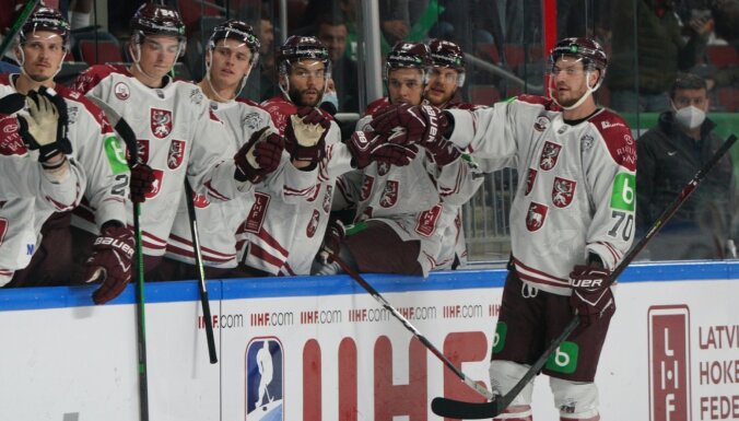 Latvijas hokejisti olimpisko kvalifikāciju sāk ar graujošu uzvaru pār Itāliju